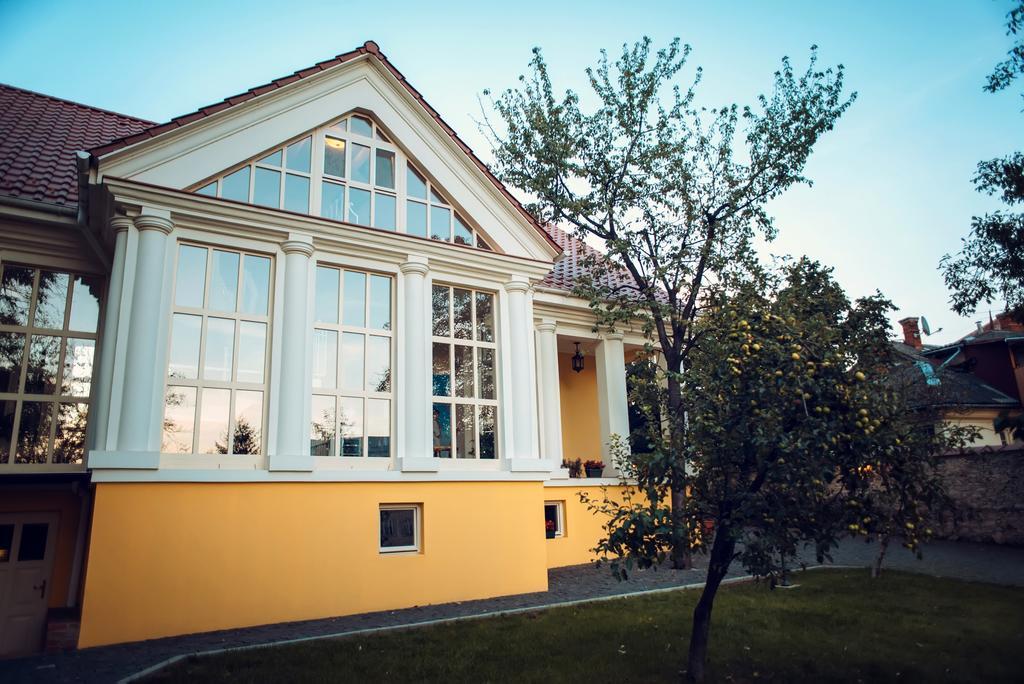 Boutique Hotel Villa P Ujhorod Exterior foto