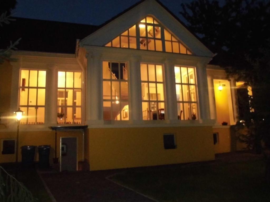 Boutique Hotel Villa P Ujhorod Exterior foto